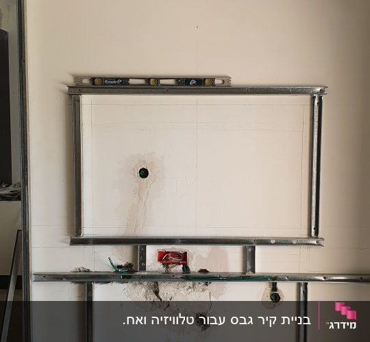 בניית שלד מתכת עבור נישת גבס לטלוויזיה ומזנון